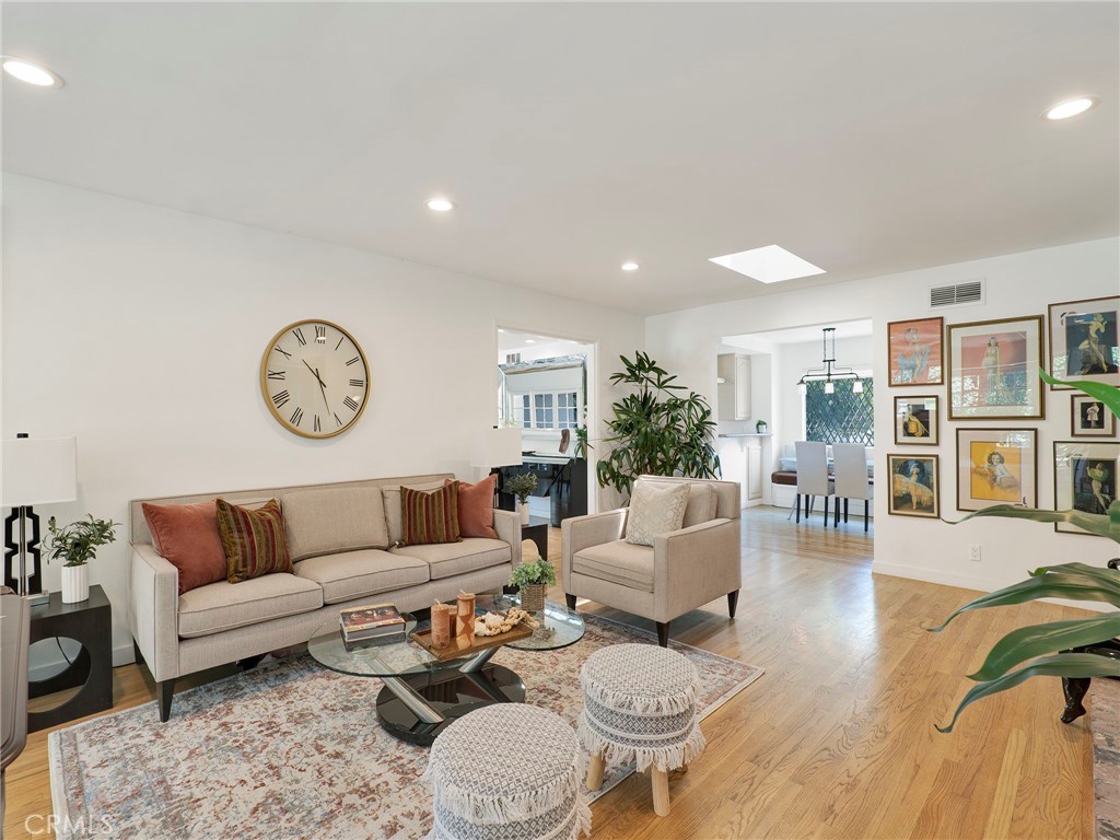Northridge, California, 91324, United States, 4 Bedrooms Bedrooms, ,3 BathroomsBathrooms,Residential,Active,2044979