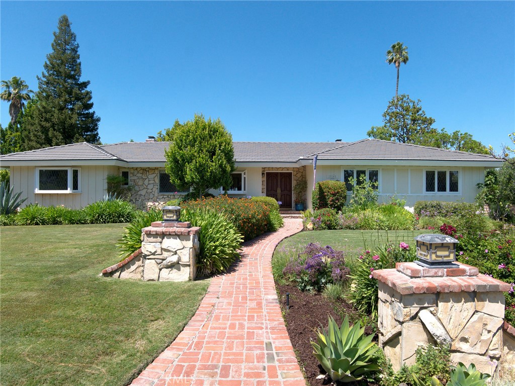Northridge, California, 91324, United States, 4 Bedrooms Bedrooms, ,3 BathroomsBathrooms,Residential,Active,2044979