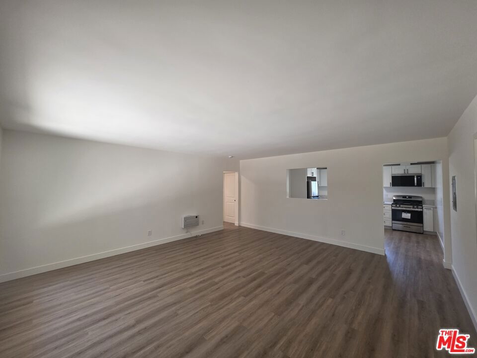Well remodeled 1 Bedroom / 1 Bathroom unit on the ground floor. Blight and spacious unit with washer and dryer inside unit. All appliances are brand new.