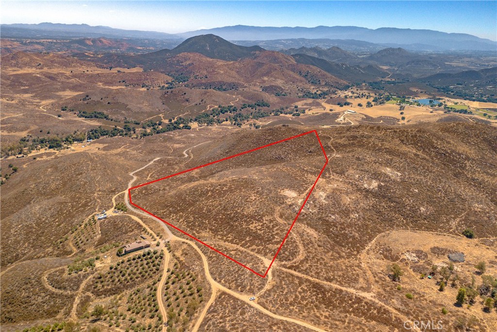 Beautiful 19.25 acre lot, tons of privacy maintained county roads to the property. Great place to build your personal oasis.