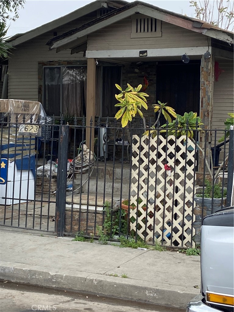 Probate Sale-Investor opportunity! WOW look at that easy on your budget price! This is a fixer 2-bedroom, 1 bathroom, 764 square foot home you could make it into something special. Easy access to downtown Los Angeles, freeways and shopping, take advantage of this price! Because this is a probate property don't let this opportunity pass you by probate is easier than you think, let me help you! Call me today!