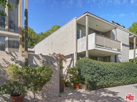 Photo of 833 Moraga Drive #18, Los Angeles, CA 90049 (MLS # 25618281)
