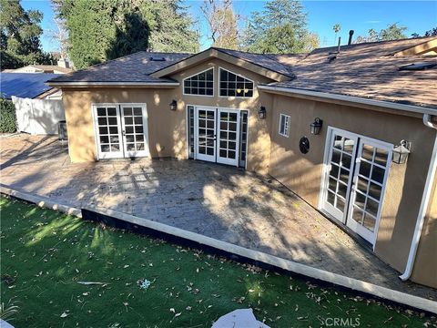 Photo of 5371 Topeka Drive, Tarzana, CA 91356 (MLS # SR26046099)