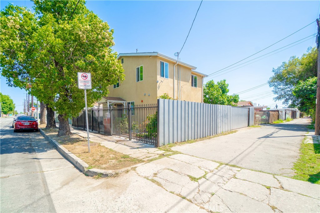1950 E 97th
