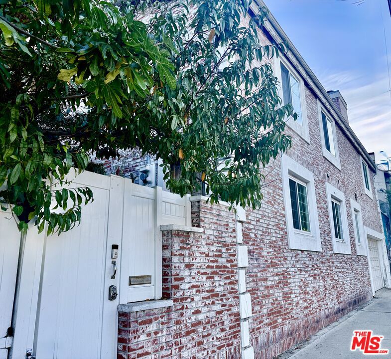 2225 N Cahuenga Boulevard