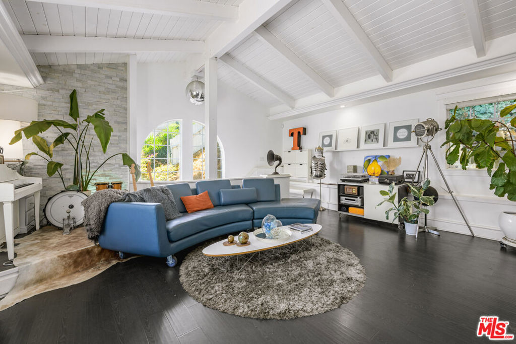 2225 N Cahuenga Boulevard