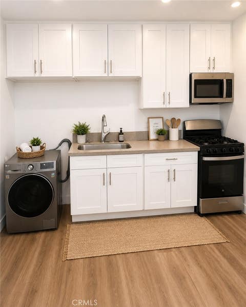 Photo of 24019 Sylvan Street, Woodland Hills, CA 91367 (MLS # SR26156473)