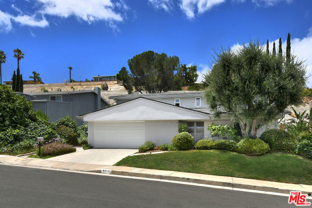 6041 Ellenview Avenue
