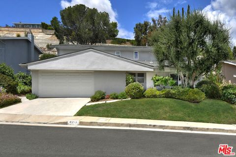 Photo of 6041 Ellenview Avenue, Woodland Hills, CA 91367 (MLS # 26839357)