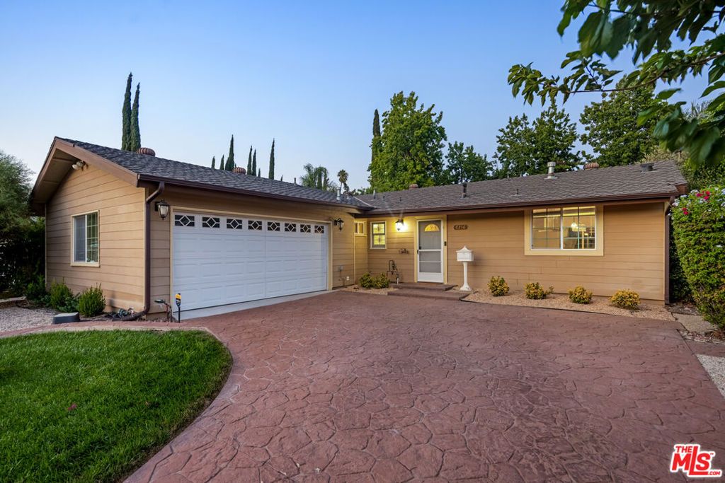 Photo of 6236 Kenwater Avenue, Woodland Hills, CA 91367 (MLS # 25594031)