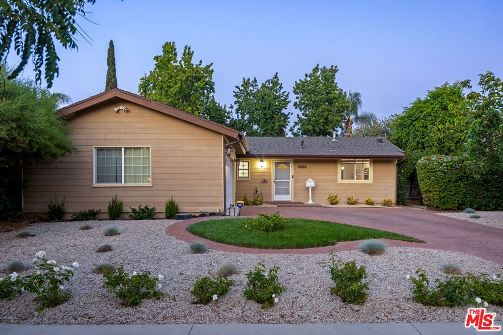 Photo of 6236 Kenwater Avenue, Woodland Hills, CA 91367 (MLS # 25594031)