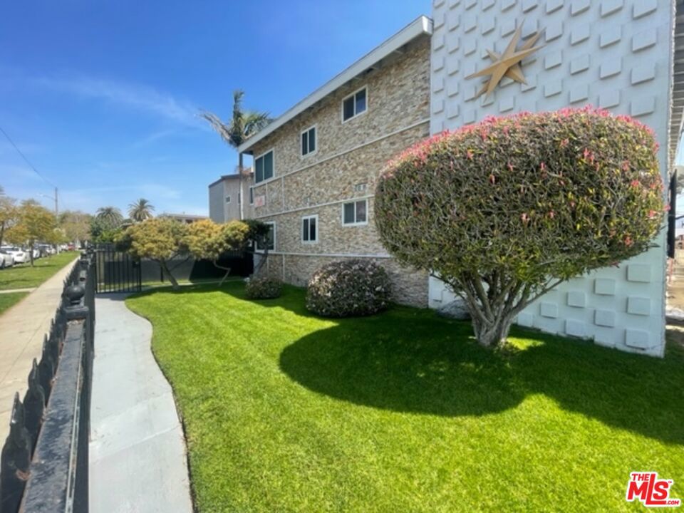 Great one bedroom apartment located steps away from the Kia Forum, Sofi and Intuit Dome stadiums. Large, bright rooms with new carpet throughout. There are a total of 8 units in this well-kept and well-managed building which includes an on-site laundry room on-site and a garage space. Brokers and agents do not represent or guarantee the accuracy of the square footage, income, expenses, condition, development potential, bedroom/ bathroom count, lot size or lot lines, dimensions, permitted or non permitted spaces, or school eligibility. The tenant is advised to independently verify the accuracy of all information with appropriate professionals. There are no guarantees or guarantees, tenant to rely solely on his/her own findings.