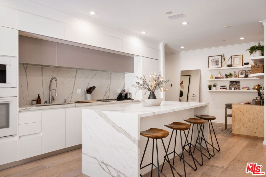 Photo of 132 N Swall Drive #101, Los Angeles, CA 90048 (MLS # 25613317)