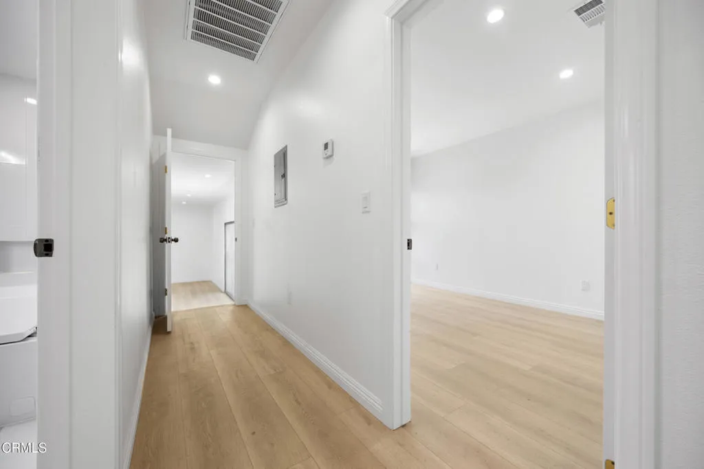 Los Angeles, California 90018, United States, 2 Bedrooms Bedrooms, ,2 BathroomsBathrooms,Residential,Active,185379