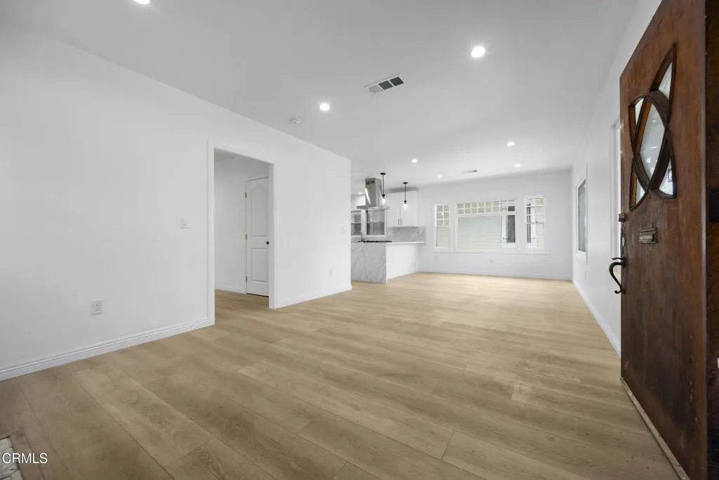 Los Angeles, California 90018, United States, 2 Bedrooms Bedrooms, ,2 BathroomsBathrooms,Residential,Active,185379