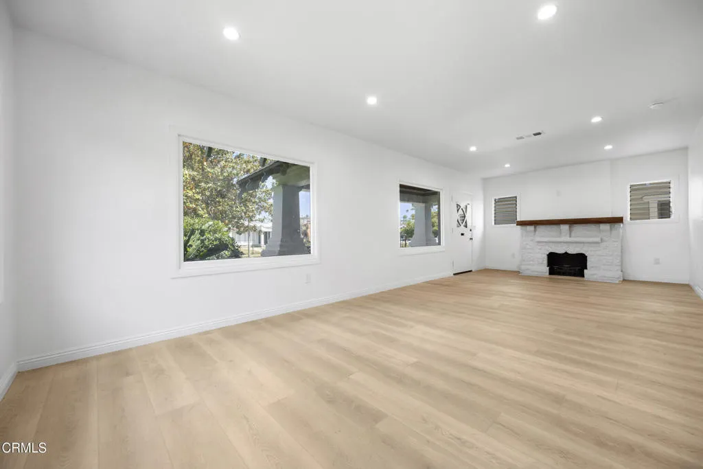 Los Angeles, California 90018, United States, 2 Bedrooms Bedrooms, ,2 BathroomsBathrooms,Residential,Active,185379