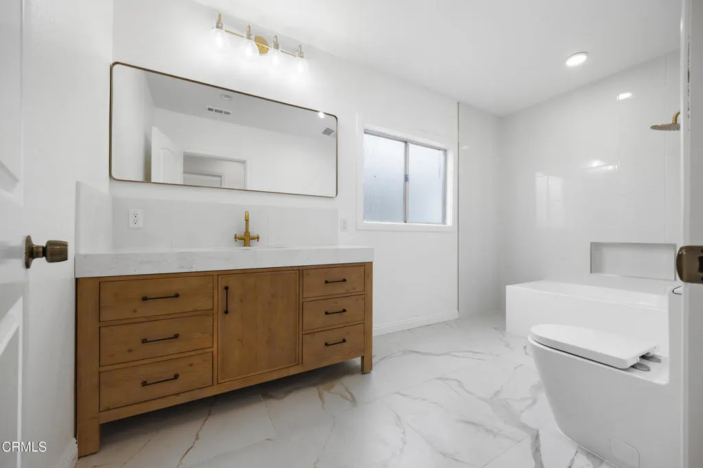 Los Angeles, California 90018, United States, 2 Bedrooms Bedrooms, ,2 BathroomsBathrooms,Residential,Active,185379