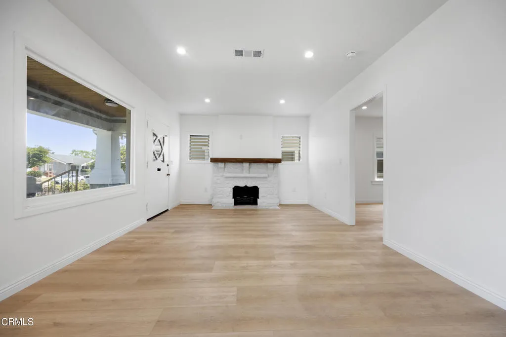 Los Angeles, California 90018, United States, 2 Bedrooms Bedrooms, ,2 BathroomsBathrooms,Residential,Active,185379