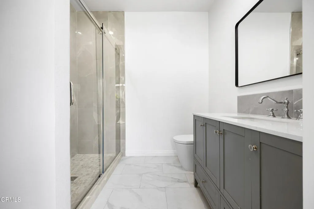 Los Angeles, California 90018, United States, 2 Bedrooms Bedrooms, ,2 BathroomsBathrooms,Residential,Active,185379