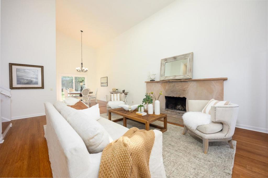 1129 Acacia Street
