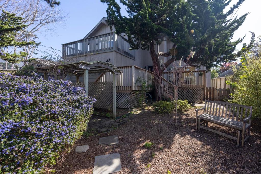 1129 Acacia Street