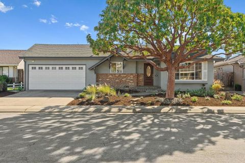 Photo of 15 Del Rey Circle, Salinas, CA 93901 (MLS # ML82035120)