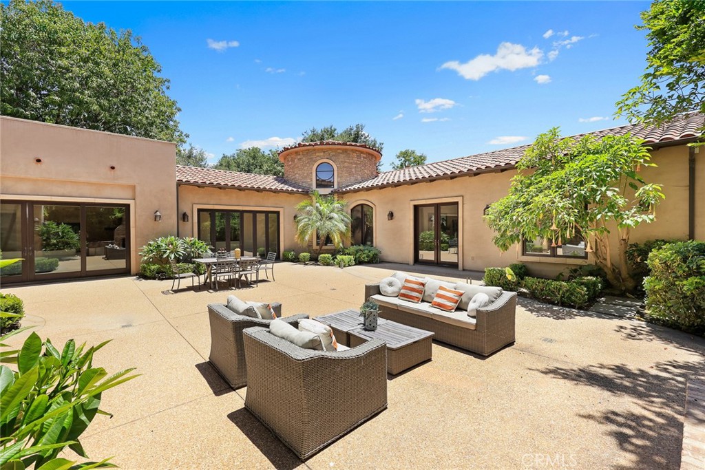 330 W Le Roy Avenue