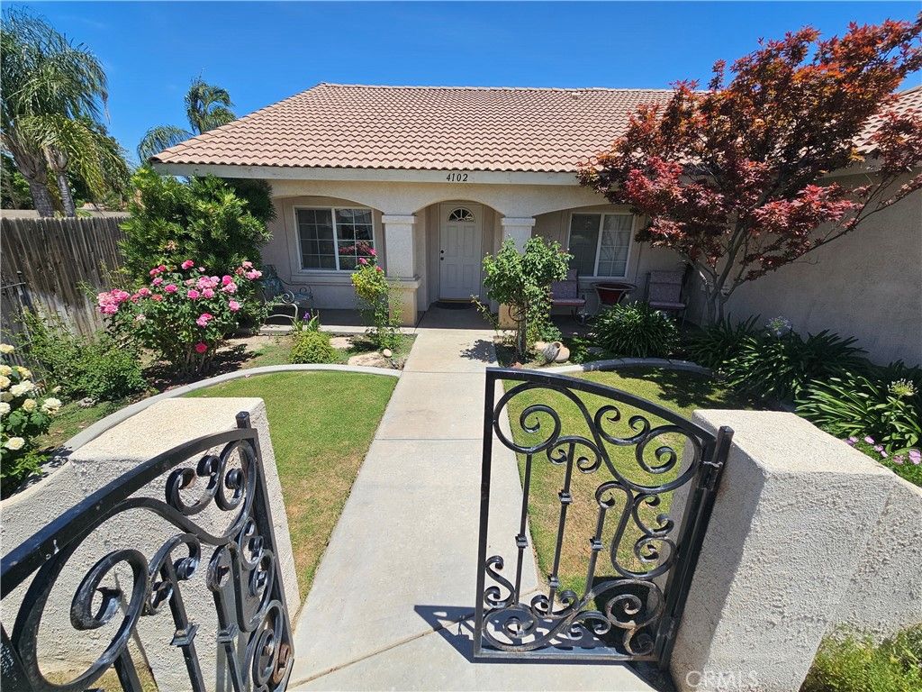 Photo of 4102 Sierra Redwood Dr, Bakersfield, CA 93313 (MLS # OC25248716)