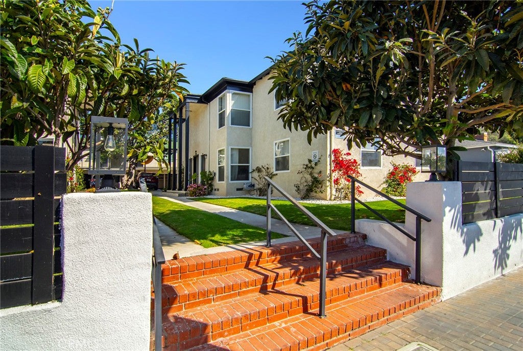 Photo of 1949 20th Street #B, Santa Monica, CA 90404 (MLS # SR26221689)