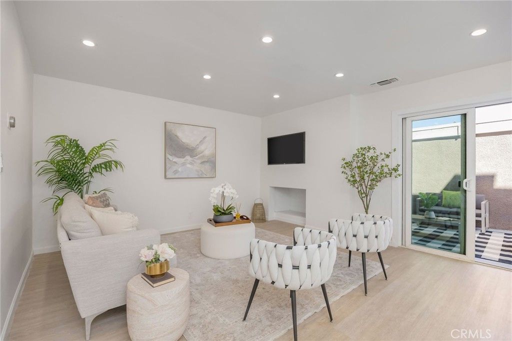 Photo of 18110 Killion Street #2, Tarzana, CA 91356 (MLS # SR26065028)