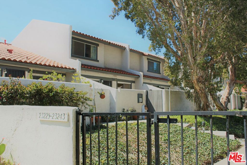 Move-in condition. Beautiful Townhouse with front large enclosed patio. Attached 2 car direct access garage. High vaulted ceilings. Central HVAC with a community Pool & Spa. Very peaceful, quiet neighborhood with easy access to the 110, 405 and 105 Hwys. Please contact us for details!