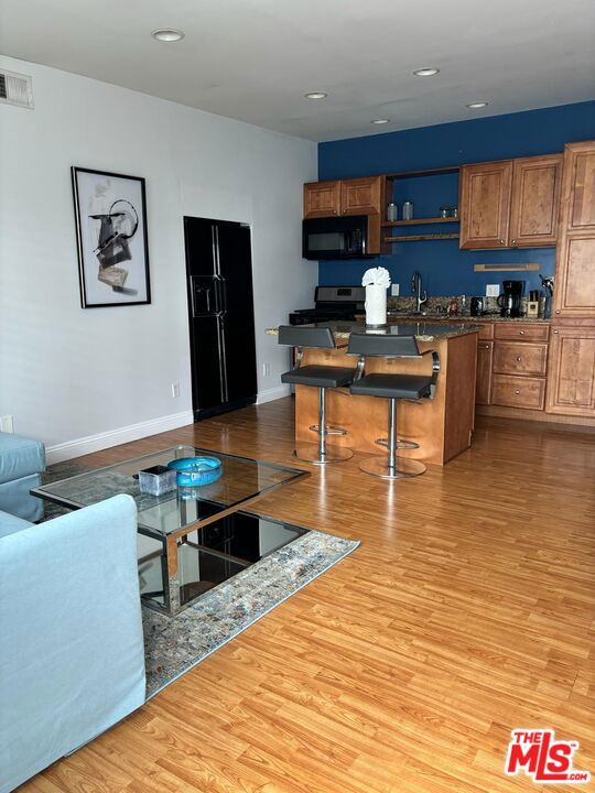 UNIVERSAL STUDIOS LUXURY SUITE. FULLY-FURNISHED, FULLY-EQUIPPED. AVAILABLE FOR SHORT AND LONG STAYS. Great location in a safe neighborhood in Studio City. Walking distance to plenty of great restaurants & shops in Tujunga Village & Ventura Blvd. Beautiful 1 bedroom unit King bed, covered balcony w/ lounge furniture, fully-equipped kitchen w/ a dining table for 4 & 2 TVs. Communal outdoor dining area w/ BBQ. Great for families & business travelers. 5 mins to Universal Studios, 10 mins to Burbank, 10 mins to Hollywood, & convenient access to 101/405 FWY.