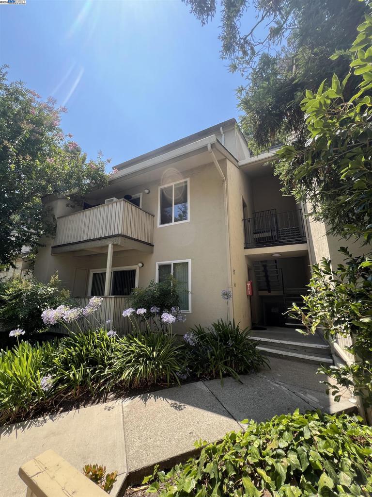 Best deal in Walnut Creek, big condo and small price! Large bright condo with spacious floor plan, 3 bedroom and two full bathrooms. Updated kitchen witth stainless appliances, and beautifully remodeled bathrooms. Two parking permits .Location is perfect: walk to BART, Walden Park and Contra Costa Canal Trail. Wonderful schools.
