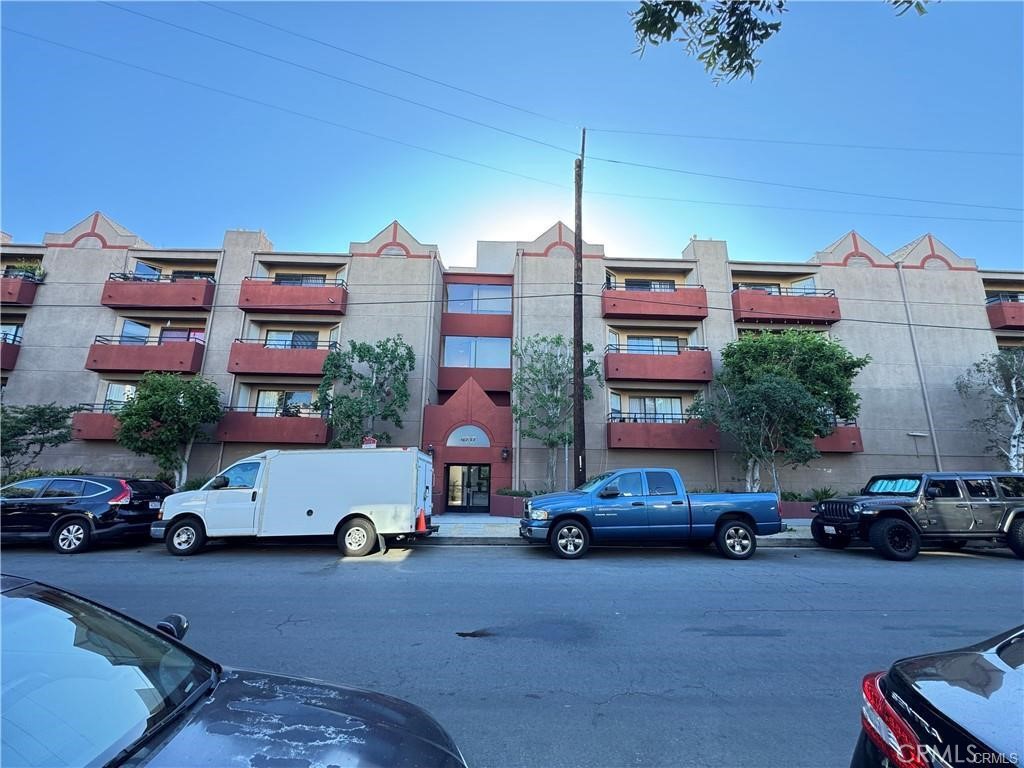 Beautifully Remodeled 1-Bedroom, 1-Bathroom Apartment in Valley Village. This stylish unit features waterproof vinyl flooring throughout, an updated kitchen and bathroom, and a cozy fireplace. Located near Gelson’s Market. A perfect blend of comfort and convenience! with easy freeway access. Includes one dedicated parking space.