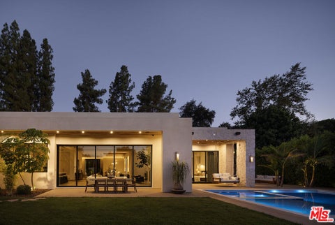 Photo of 5105 Oakdale Avenue, Los Angeles, CA 91364 (MLS # 26868537)