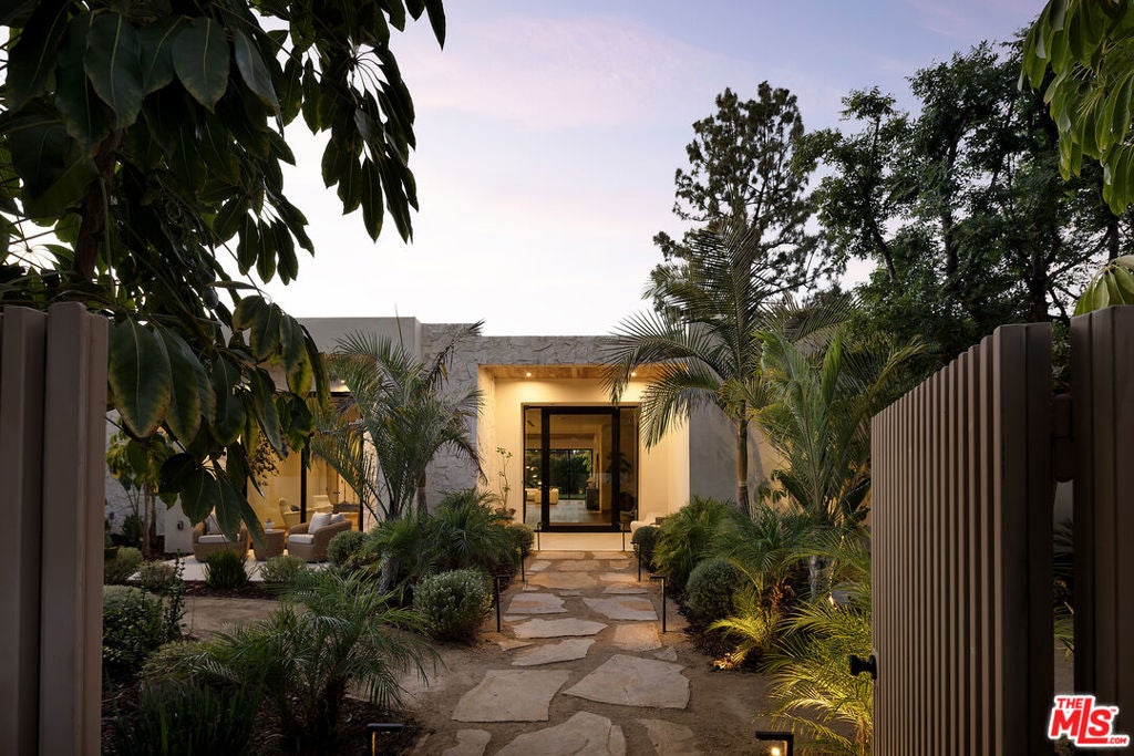 Photo of 5105 Oakdale Avenue, Los Angeles, CA 91364 (MLS # 26868537)