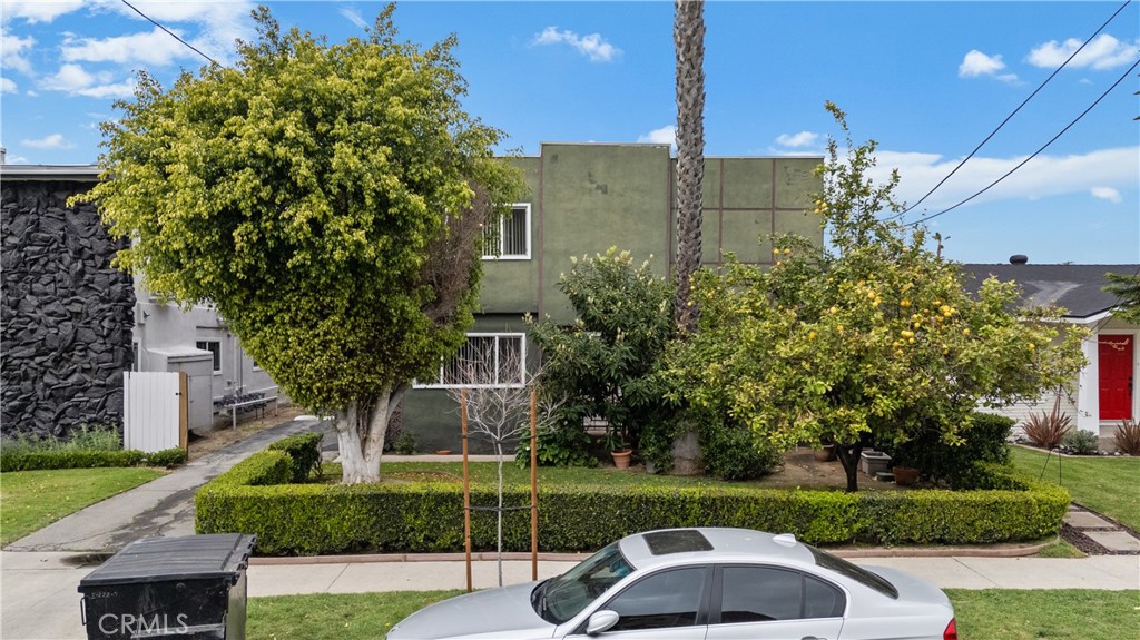 1001 E Acacia Avenue