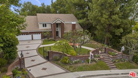 Photo of 4055 Nogales Drive, Tarzana, CA 91356 (MLS # 25611663)