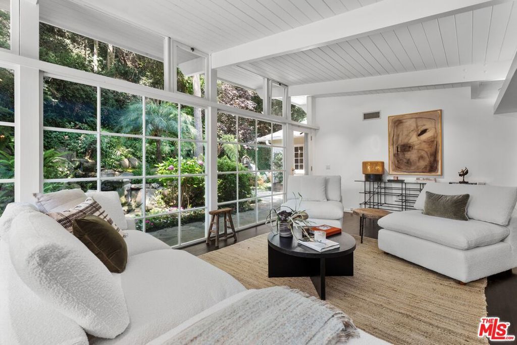 Photo of 925 Chantilly Road, Los Angeles, CA 90077 (MLS # 25585015)