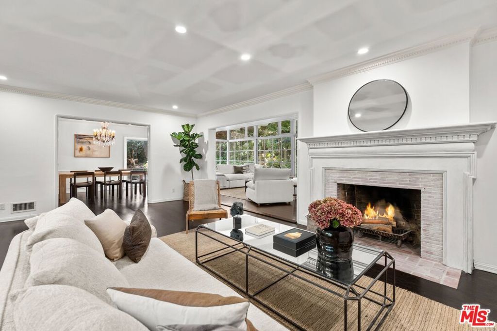 Photo of 925 Chantilly Road, Los Angeles, CA 90077 (MLS # 25585015)