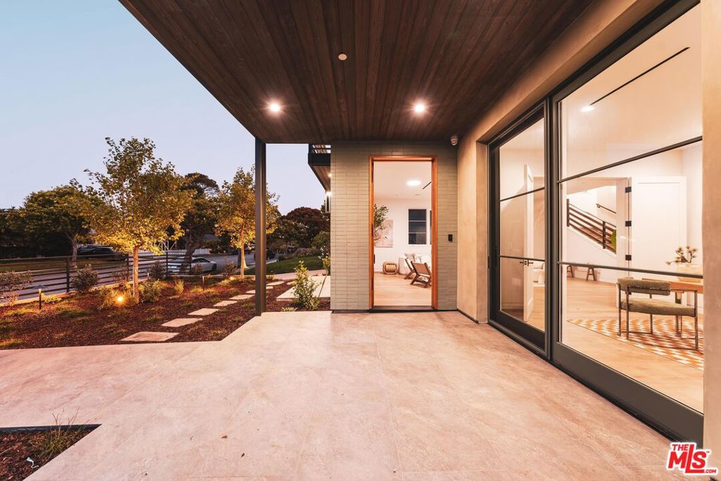 Properties 4 2114 Pier Avenue