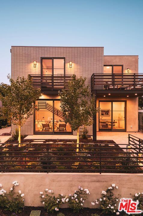 Properties 2 2114 Pier Avenue