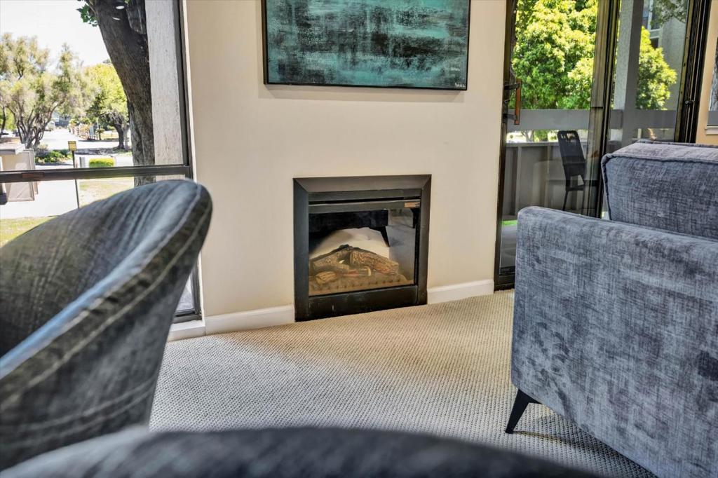1170 Foster City Boulevard 107
