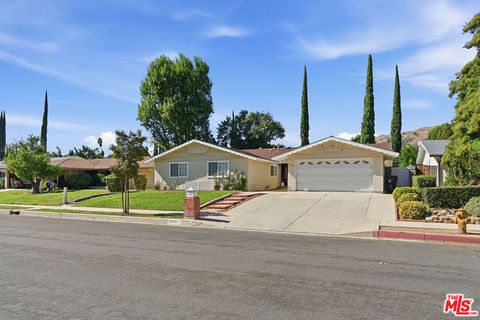 Photo of 12861 Titian Avenue, Granada Hills, CA 91344 (MLS # 25625037)