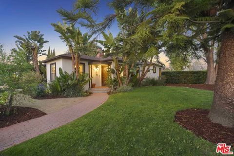 Photo of 11593 Kling Street, Valley Village, CA 91602 (MLS # 26698193)