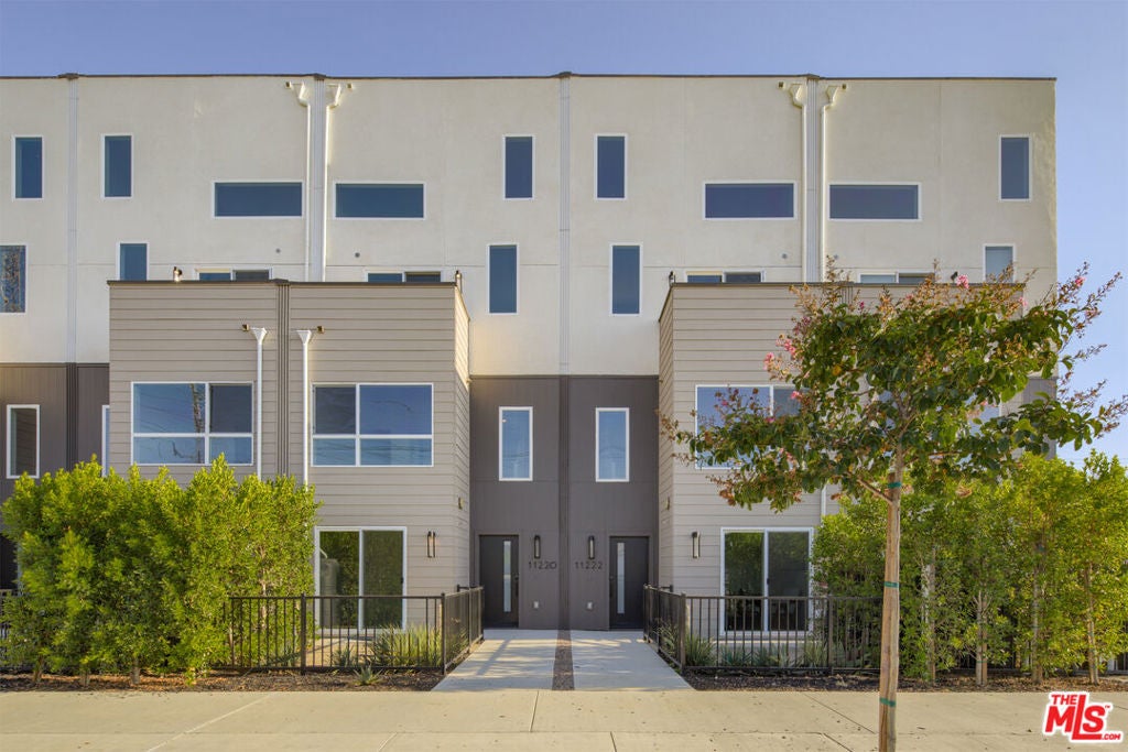 11222 W Victory Boulevard 2