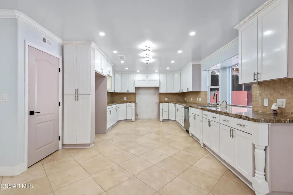 West Hills, California 91304, United States, 7 Bedrooms Bedrooms, ,8 BathroomsBathrooms,Residential,Active,90142