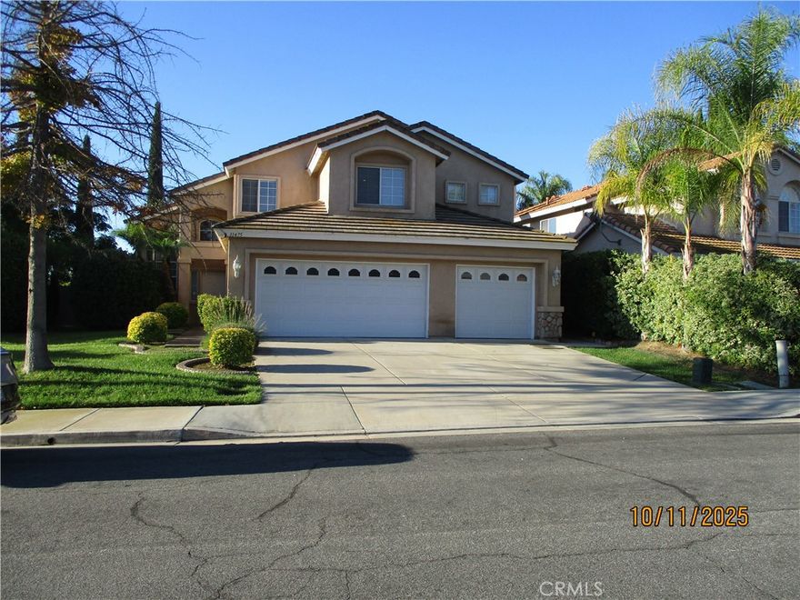 Wonderful 2 story home in Chardonnay Hills. Nice front yard landscaping. Includes 4 bedrooms and 3 bathrooms with approximately 1972 square feet of space. High ceilings in the living room area. New carpet and paint through out. Hardscape backyard for entertaining. Family room with fireplace. 2 car garage. Great location!