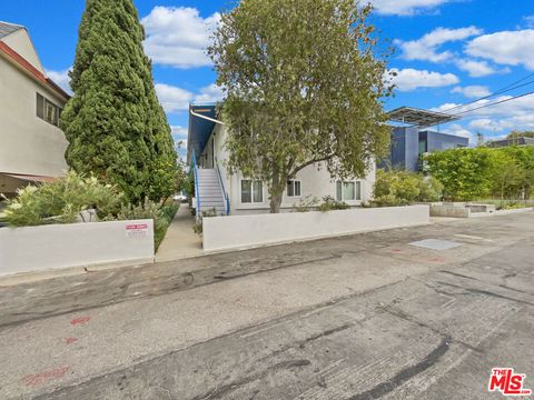 Photo of 2909 10th Street #4, Santa Monica, CA 90405 (MLS # 25596151) Photo of 2909 10th Street #4, Santa Monica, CA 90405 (MLS # 25596151)