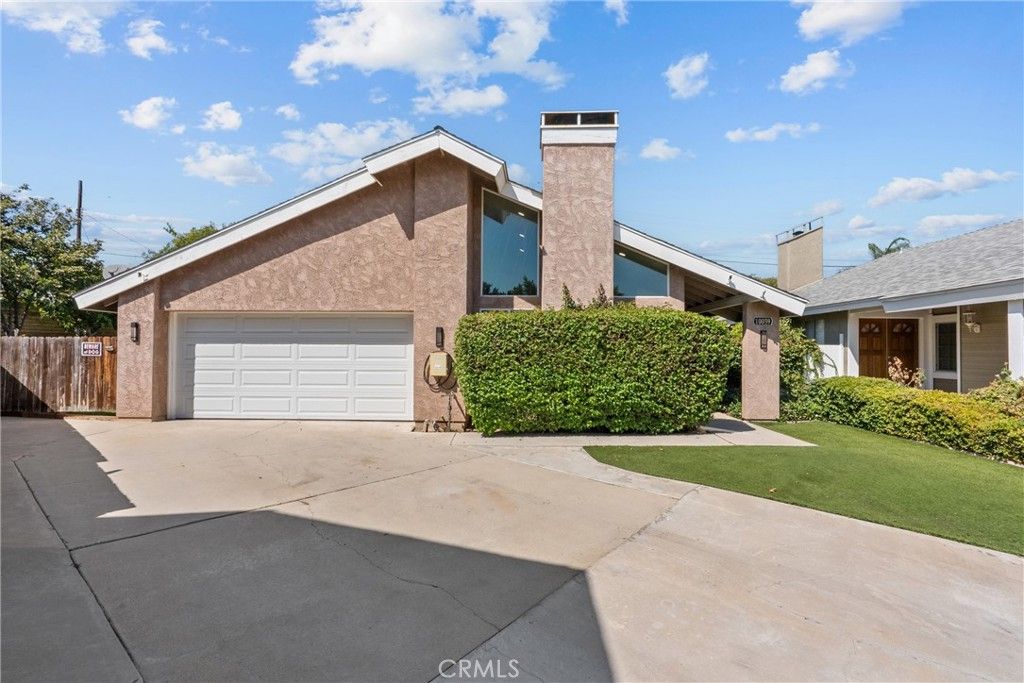 Photo of 10059 Hillview Ave Ave, Chatsworth, CA 91311 (MLS # CV25217642)